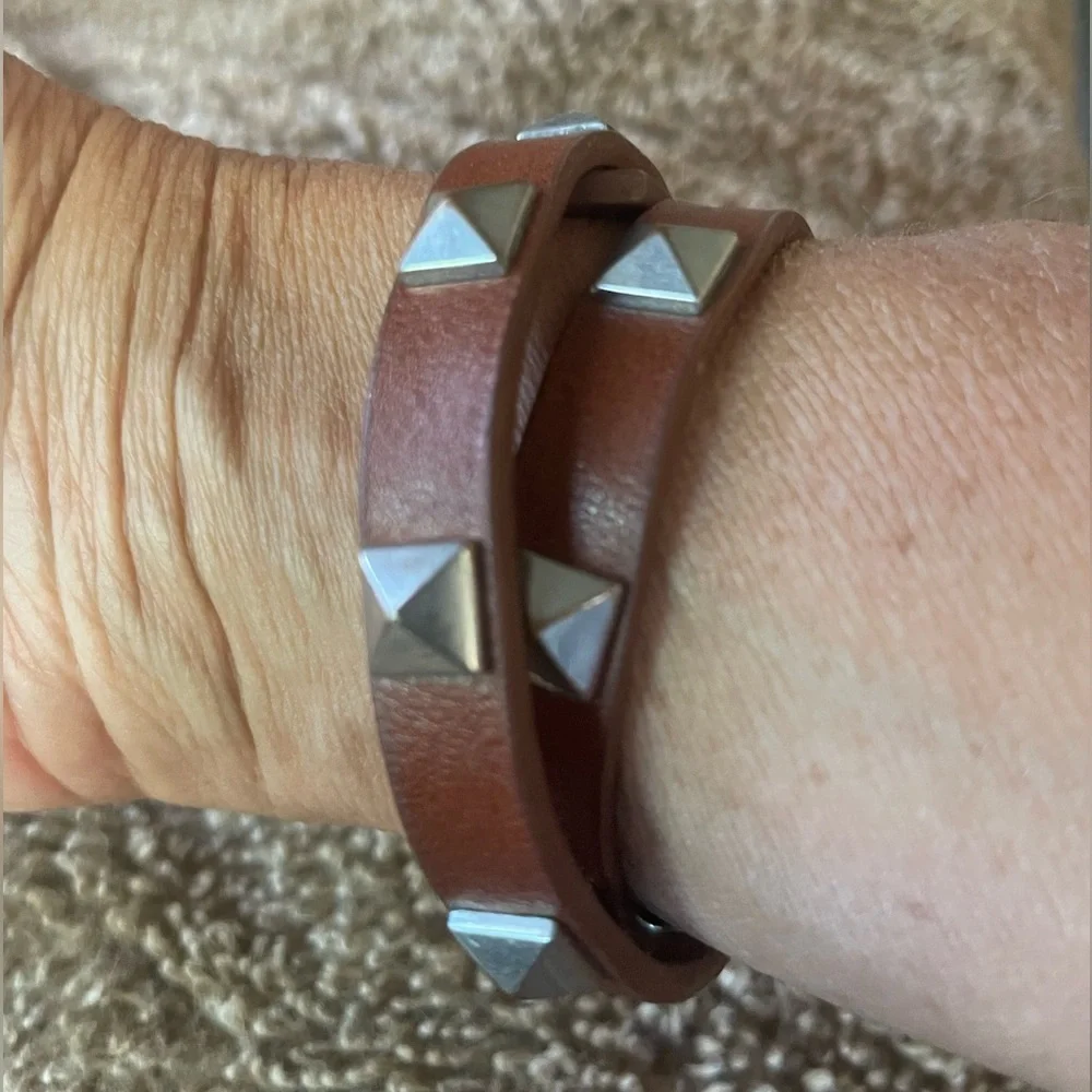 Stella & Dot women’s brown leather wrap bracelet with silver hardware on band - Picture 3 of 4